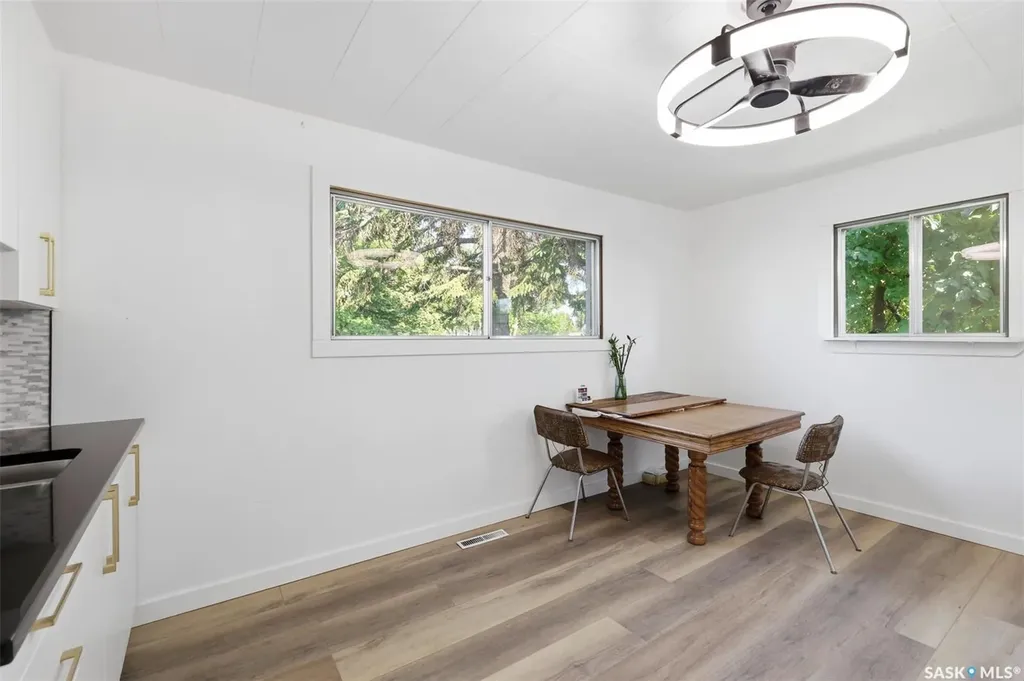 925 O Avenue S Saskatoon SK S7M 2S8