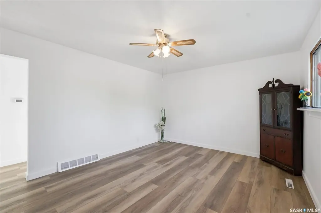 925 O Avenue S Saskatoon SK S7M 2S8