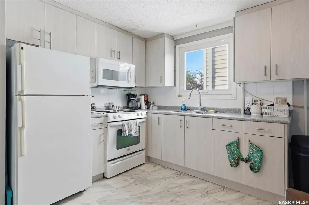 817 8th Avenue N Saskatoon SK S7K 2X3