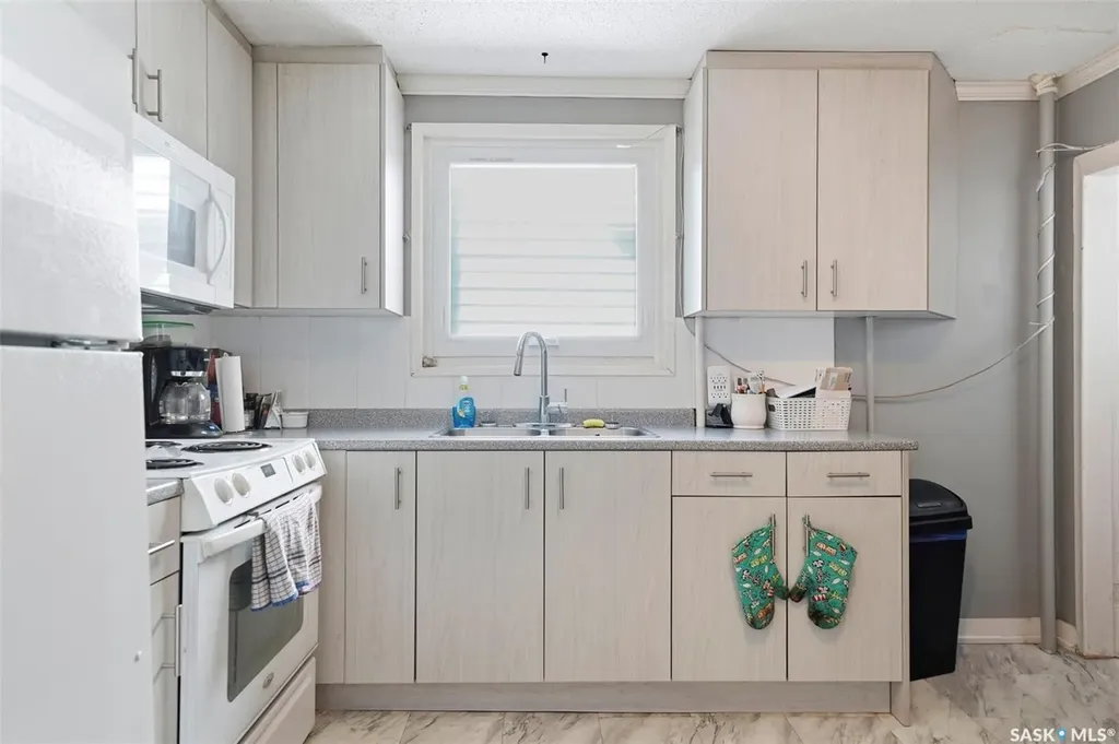 817 8th Avenue N Saskatoon SK S7K 2X3