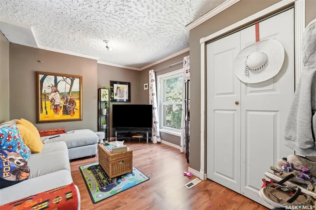 817 8th Avenue N Saskatoon SK S7K 2X3