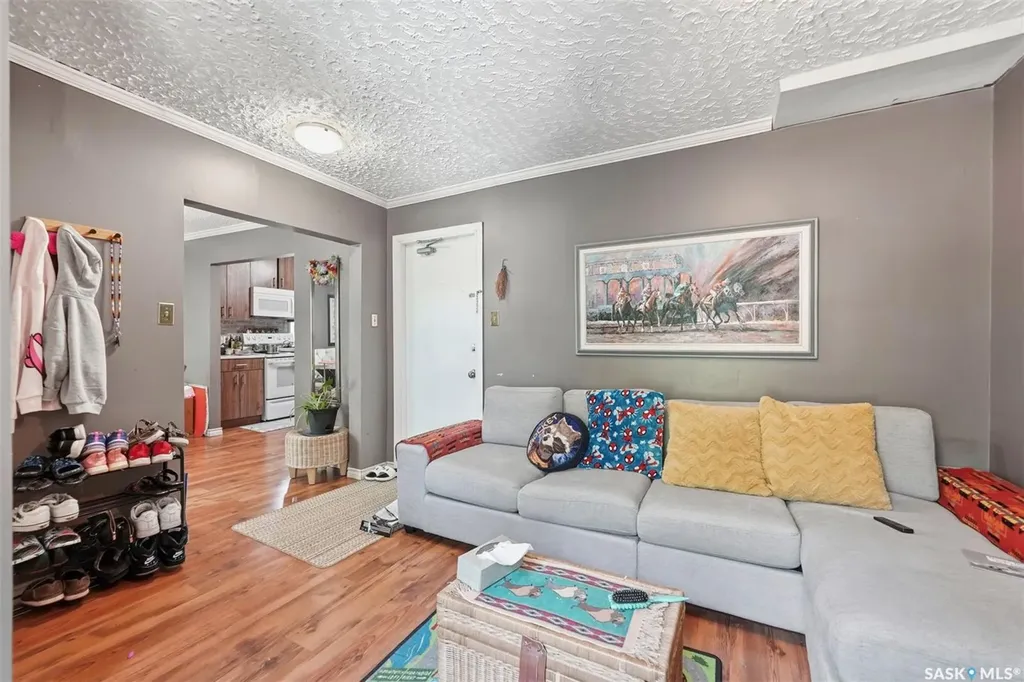 817 8th Avenue N Saskatoon SK S7K 2X3