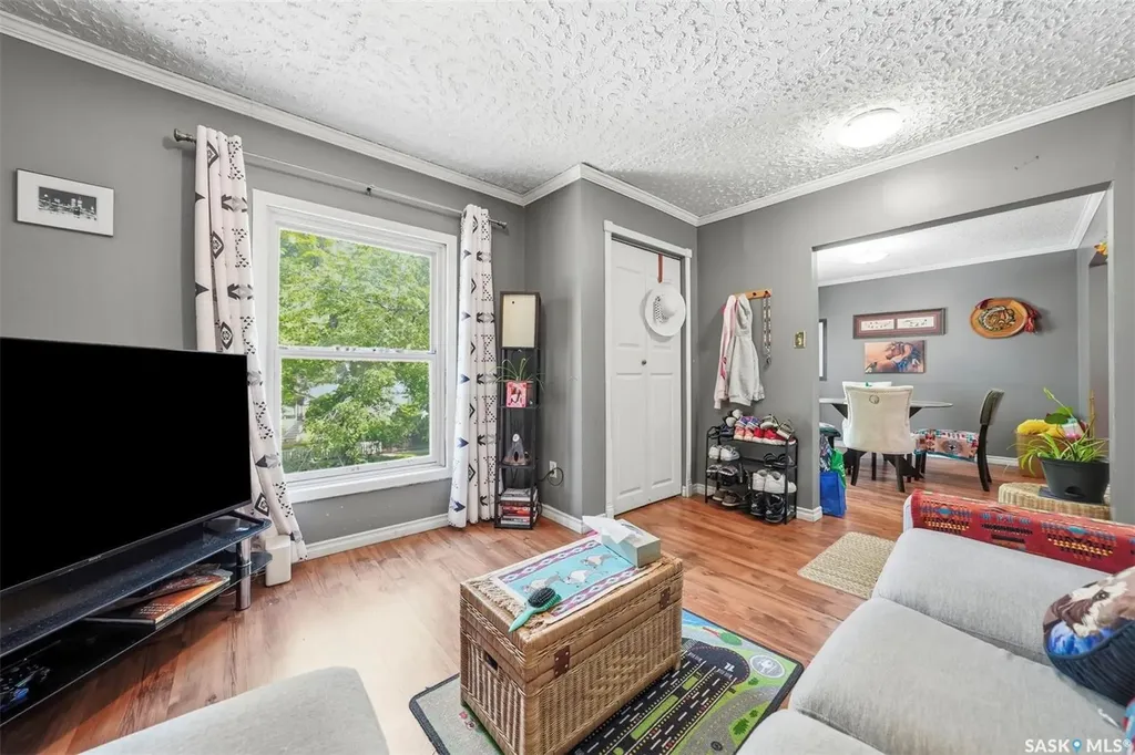 817 8th Avenue N Saskatoon SK S7K 2X3