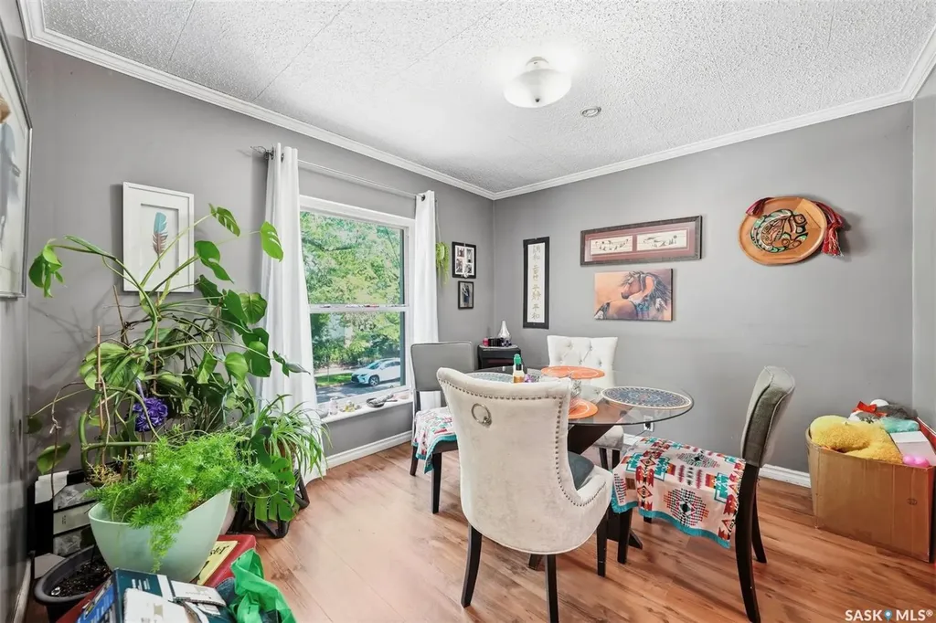 817 8th Avenue N Saskatoon SK S7K 2X3