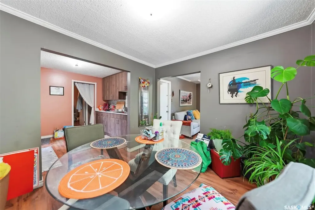 817 8th Avenue N Saskatoon SK S7K 2X3
