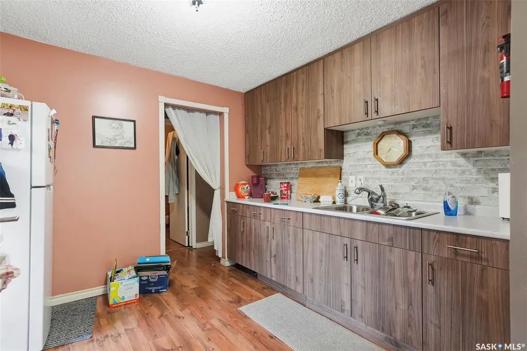 817 8th Avenue N Saskatoon SK S7K 2X3