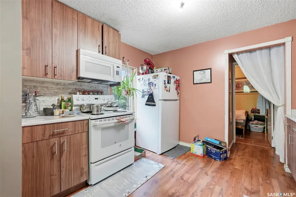 817 8th Avenue N Saskatoon SK S7K 2X3