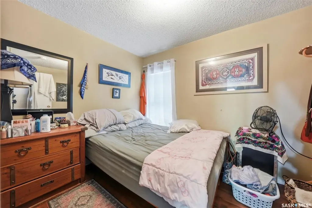 817 8th Avenue N Saskatoon SK S7K 2X3