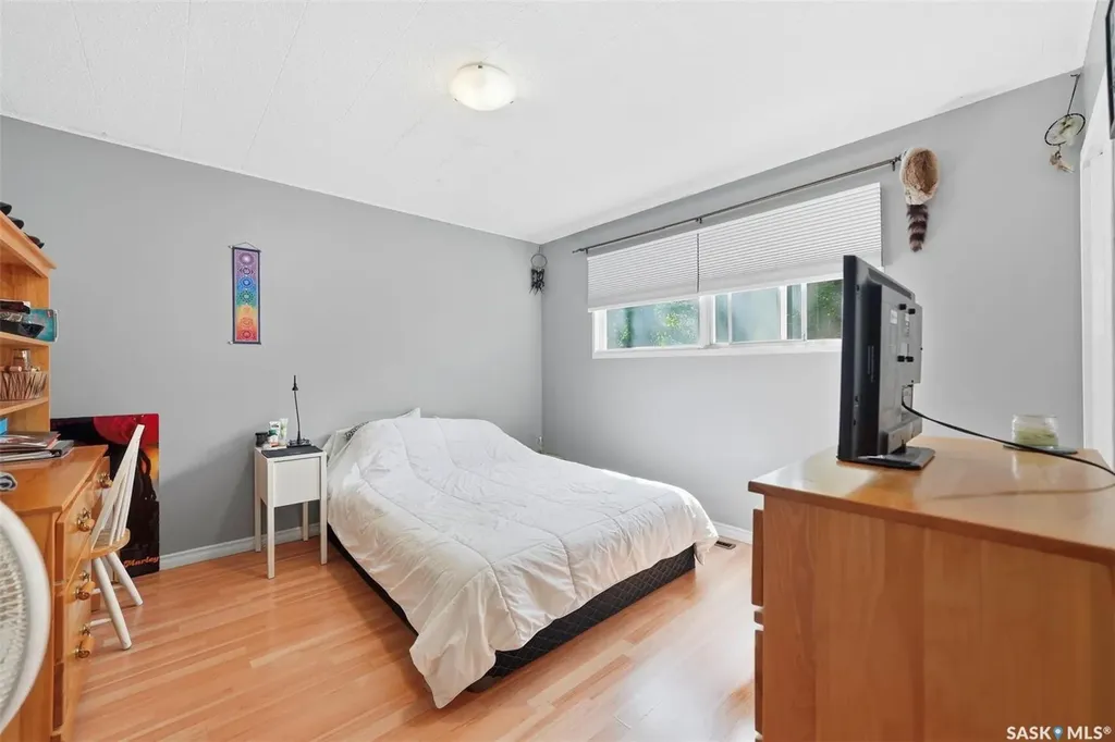 817 8th Avenue N Saskatoon SK S7K 2X3