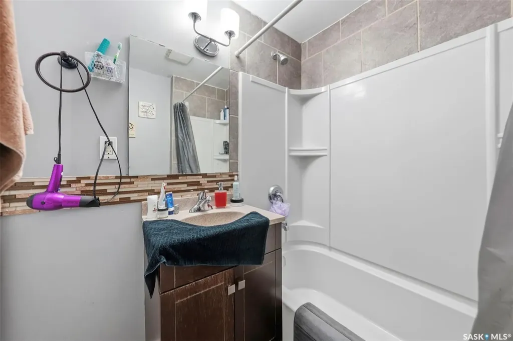 817 8th Avenue N Saskatoon SK S7K 2X3