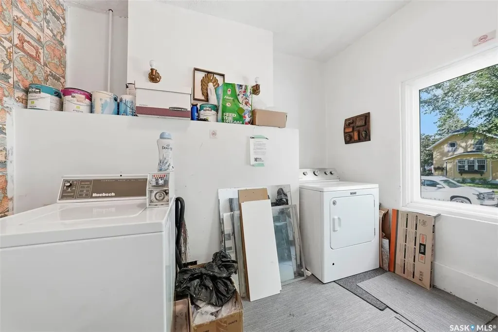 817 8th Avenue N Saskatoon SK S7K 2X3