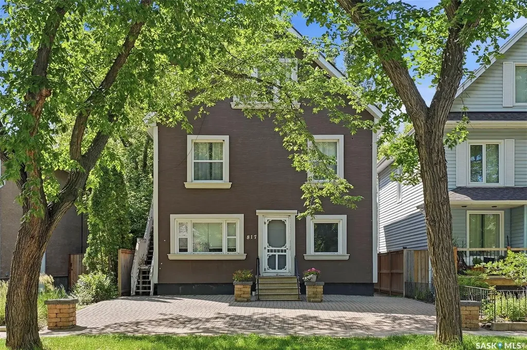 817 8th Avenue N Saskatoon SK S7K 2X3