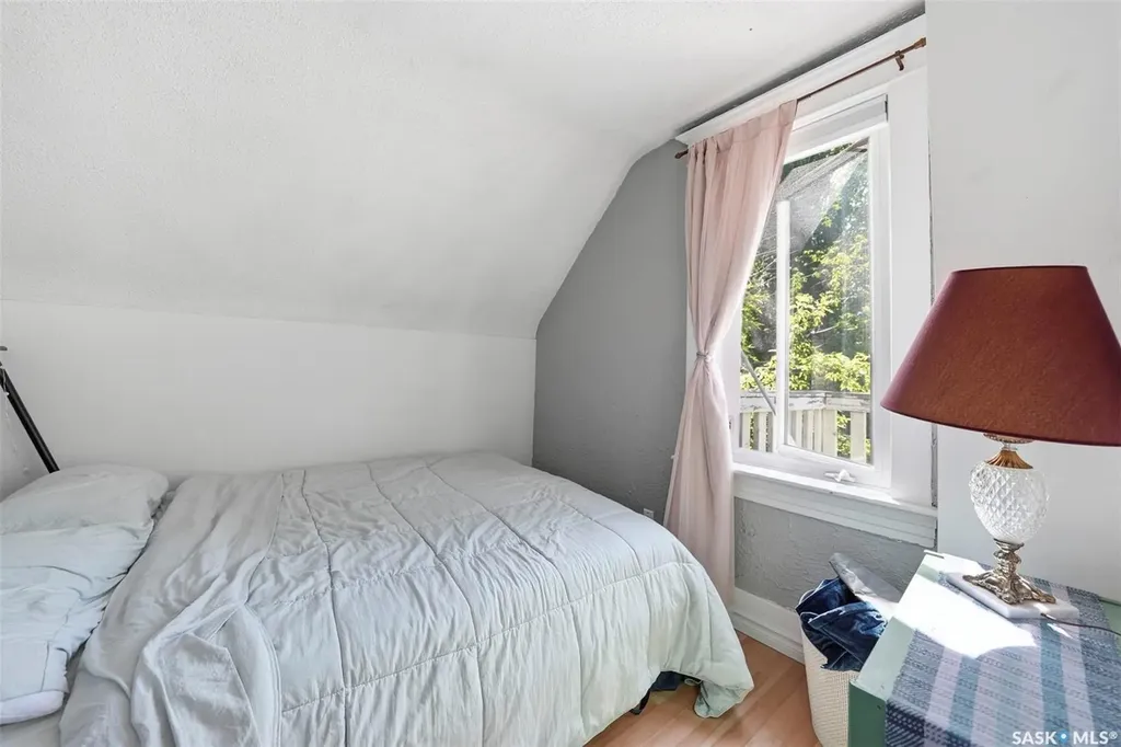 817 8th Avenue N Saskatoon SK S7K 2X3