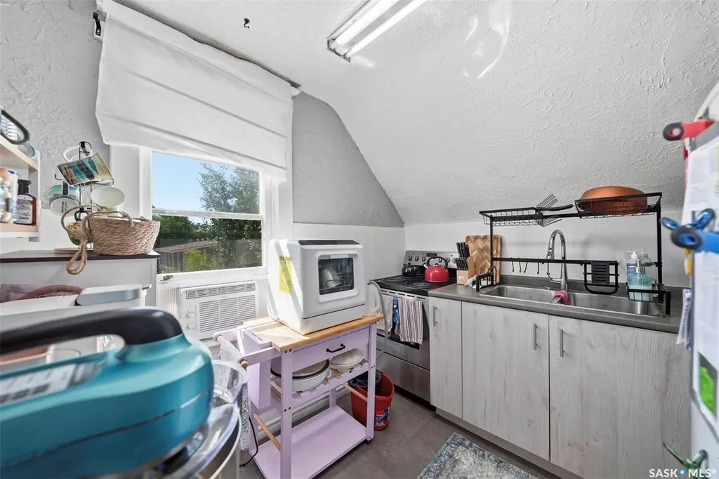 817 8th Avenue N Saskatoon SK S7K 2X3