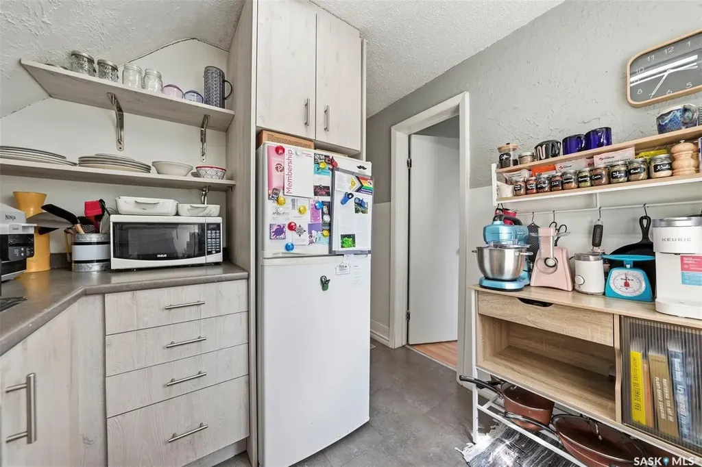 817 8th Avenue N Saskatoon SK S7K 2X3