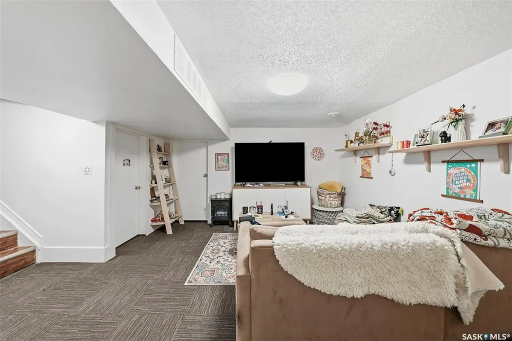 817 8th Avenue N Saskatoon SK S7K 2X3