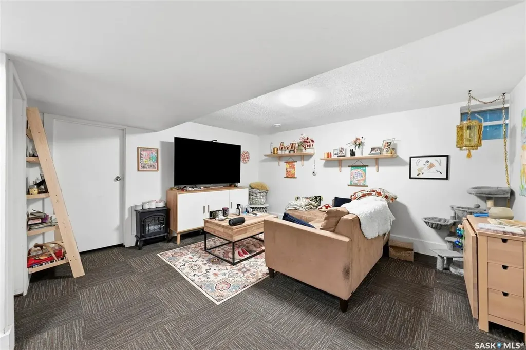 817 8th Avenue N Saskatoon SK S7K 2X3