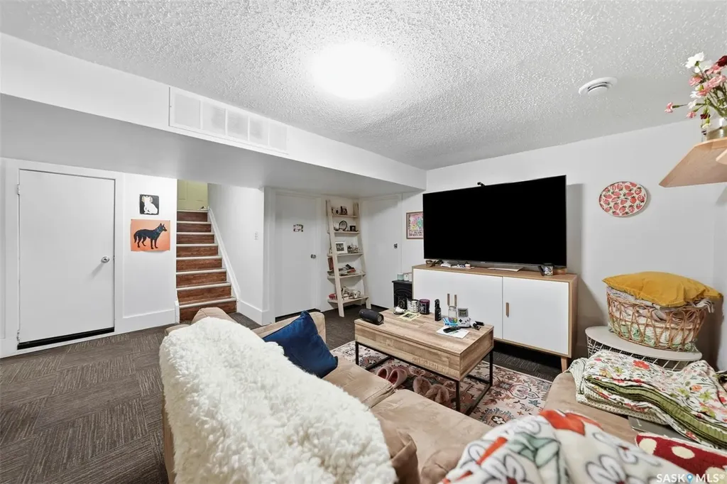 817 8th Avenue N Saskatoon SK S7K 2X3