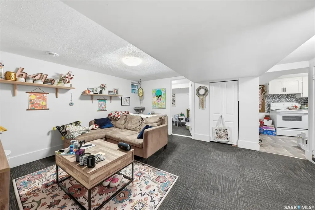 817 8th Avenue N Saskatoon SK S7K 2X3