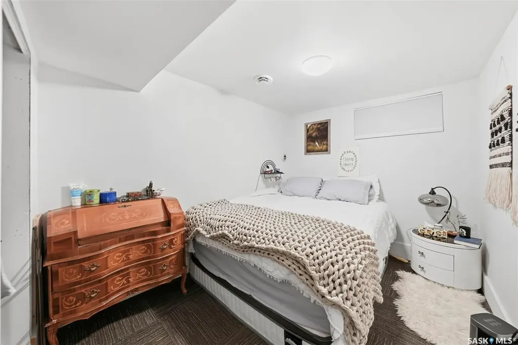 817 8th Avenue N Saskatoon SK S7K 2X3