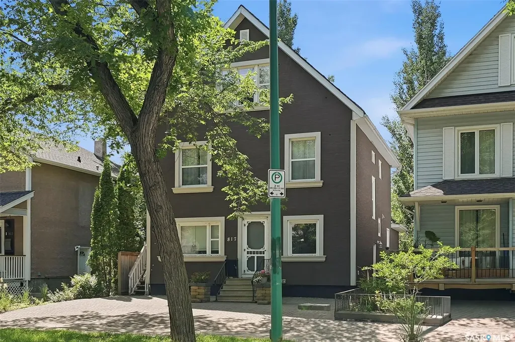817 8th Avenue N Saskatoon SK S7K 2X3