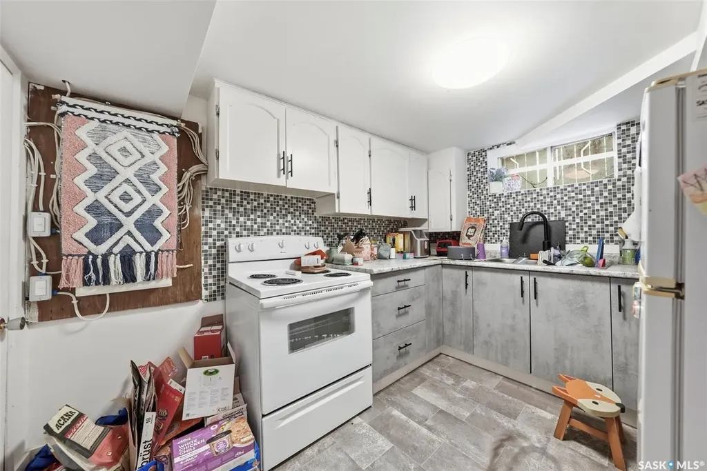 817 8th Avenue N Saskatoon SK S7K 2X3