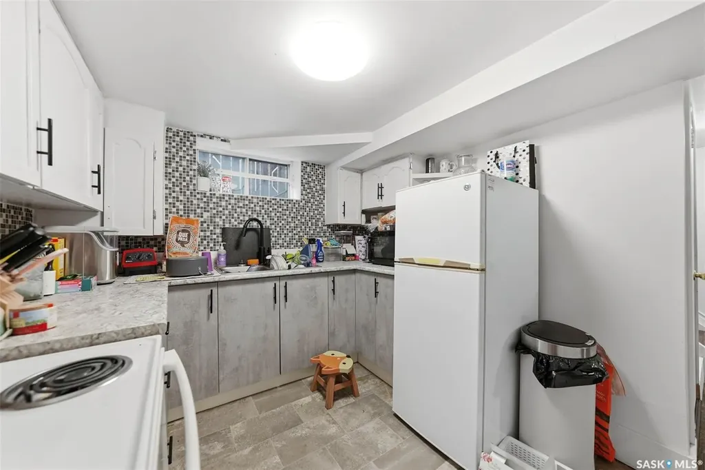 817 8th Avenue N Saskatoon SK S7K 2X3