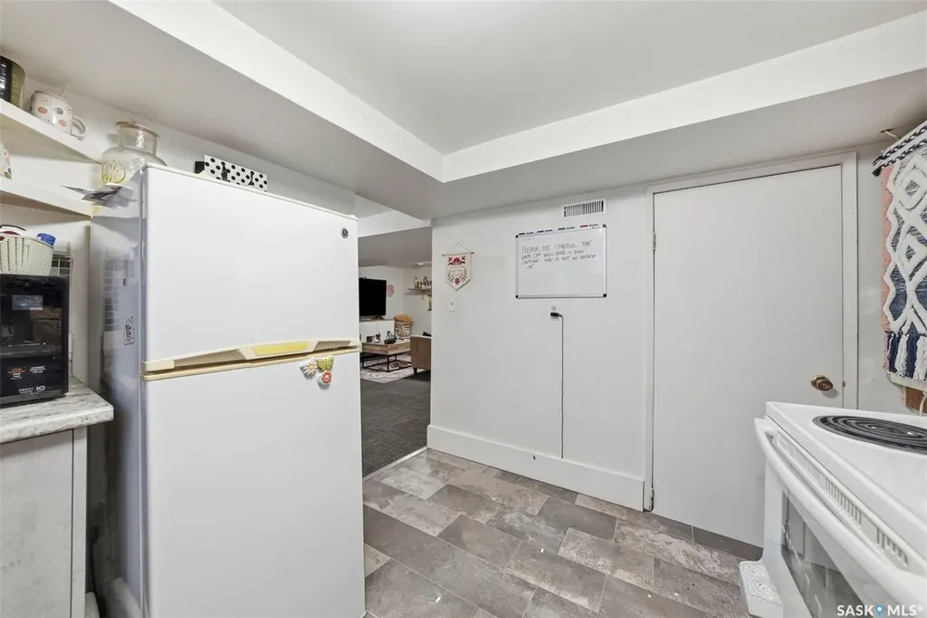 817 8th Avenue N Saskatoon SK S7K 2X3