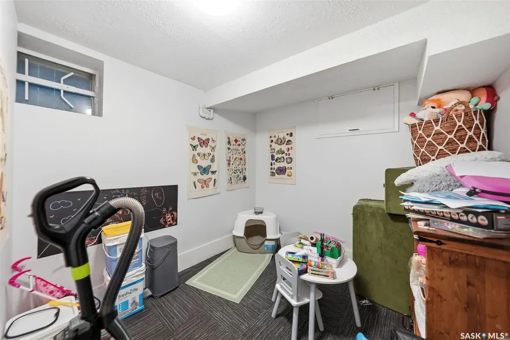 817 8th Avenue N Saskatoon SK S7K 2X3