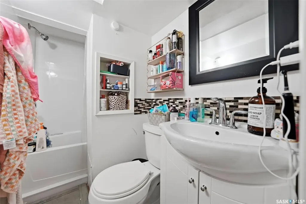 817 8th Avenue N Saskatoon SK S7K 2X3