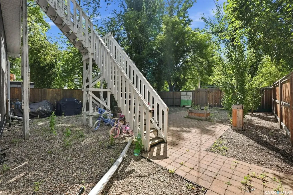 817 8th Avenue N Saskatoon SK S7K 2X3