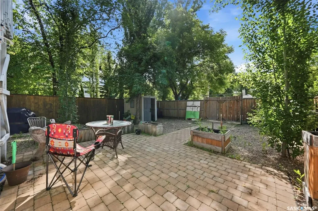 817 8th Avenue N Saskatoon SK S7K 2X3