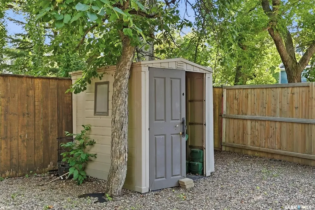 817 8th Avenue N Saskatoon SK S7K 2X3