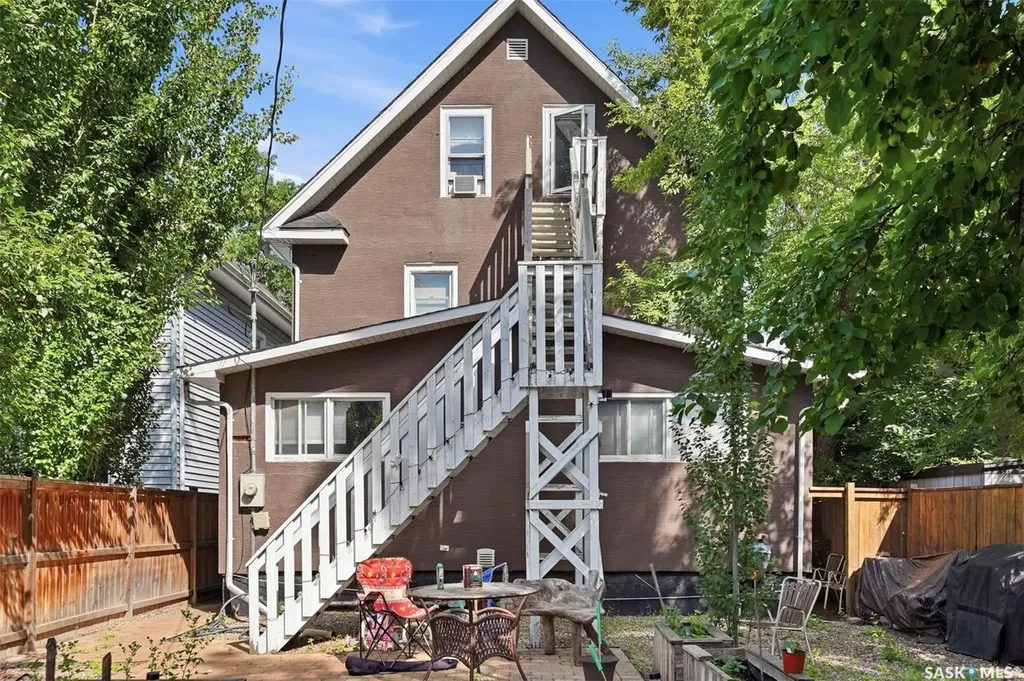 817 8th Avenue N Saskatoon SK S7K 2X3