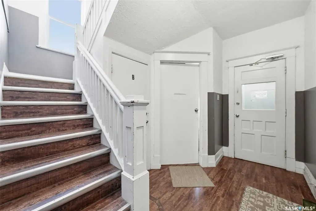 817 8th Avenue N Saskatoon SK S7K 2X3