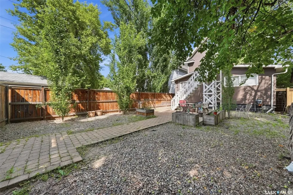 817 8th Avenue N Saskatoon SK S7K 2X3