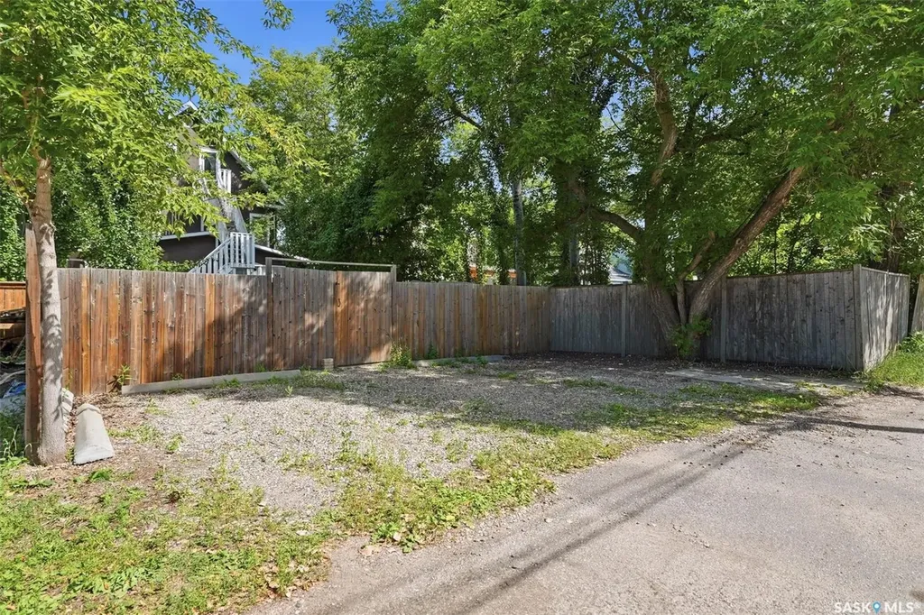 817 8th Avenue N Saskatoon SK S7K 2X3