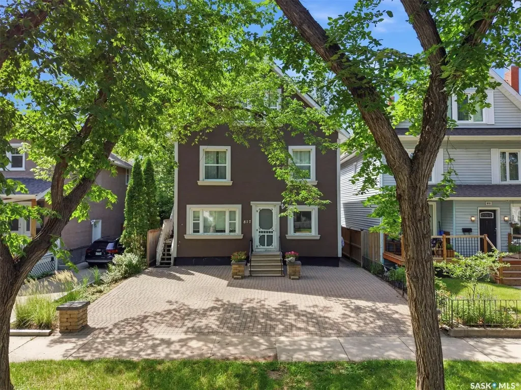 817 8th Avenue N Saskatoon SK S7K 2X3