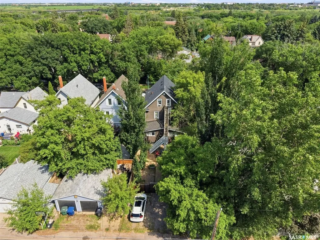 817 8th Avenue N Saskatoon SK S7K 2X3