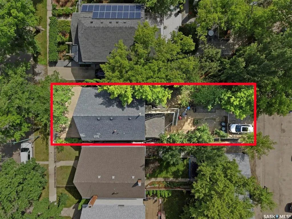 817 8th Avenue N Saskatoon SK S7K 2X3
