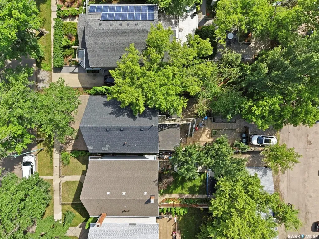 817 8th Avenue N Saskatoon SK S7K 2X3