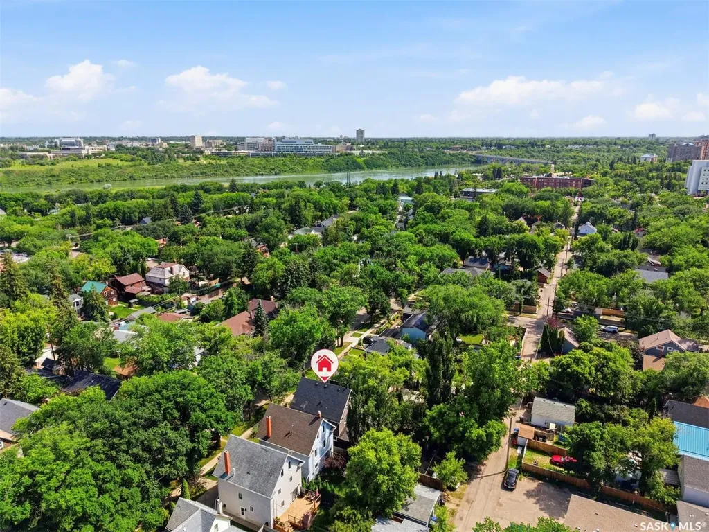 817 8th Avenue N Saskatoon SK S7K 2X3