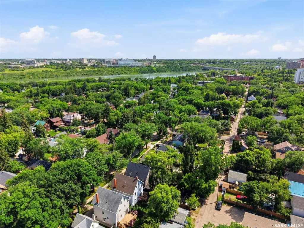 817 8th Avenue N Saskatoon SK S7K 2X3