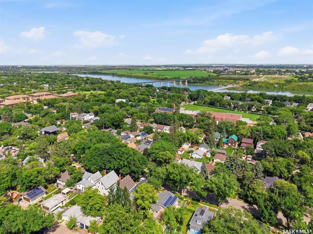 817 8th Avenue N Saskatoon SK S7K 2X3