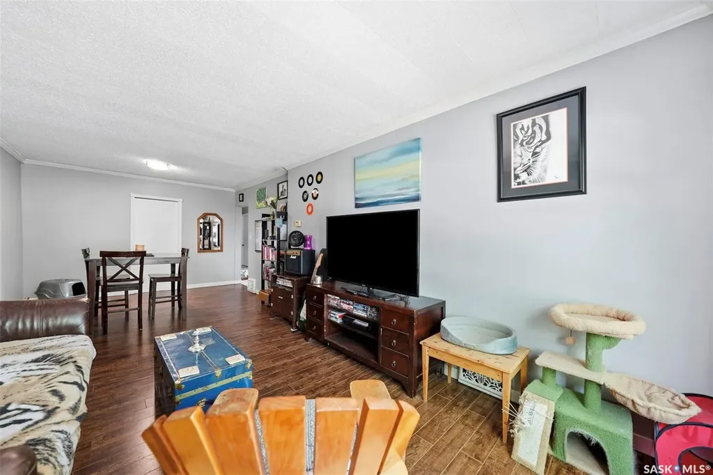 817 8th Avenue N Saskatoon SK S7K 2X3