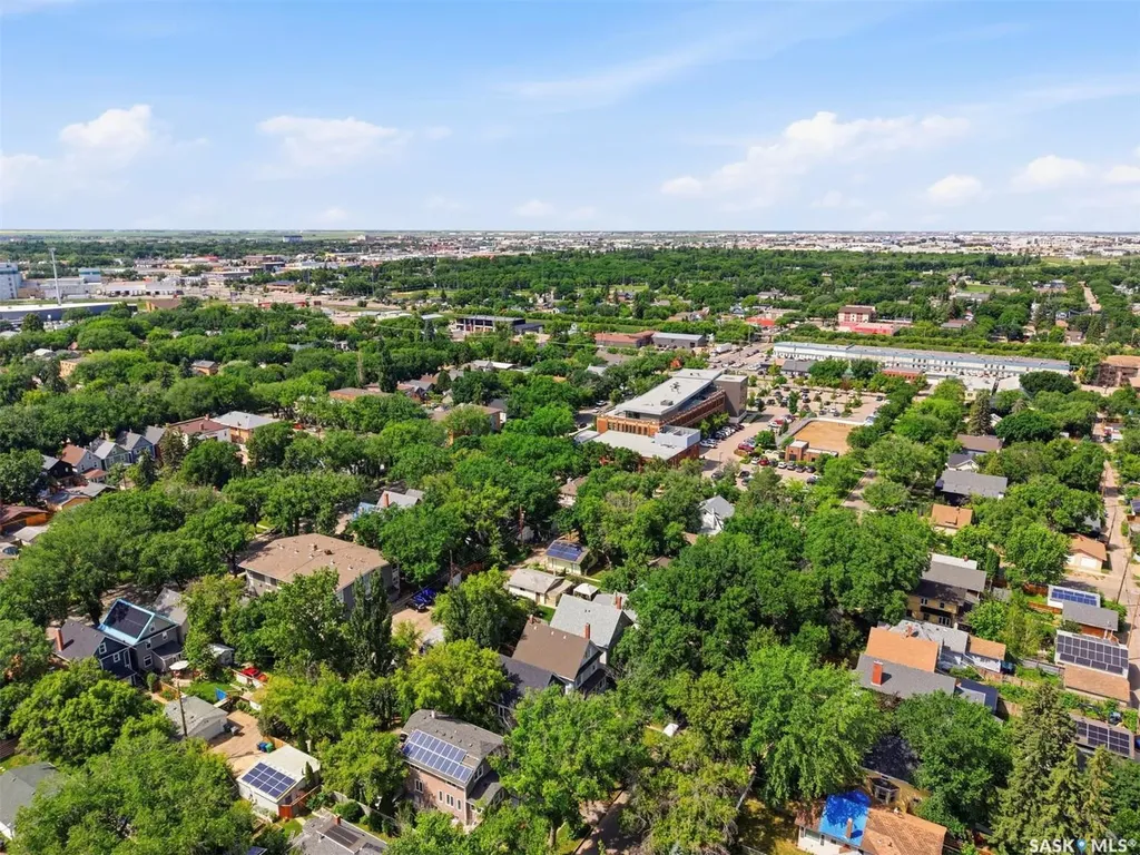 817 8th Avenue N Saskatoon SK S7K 2X3