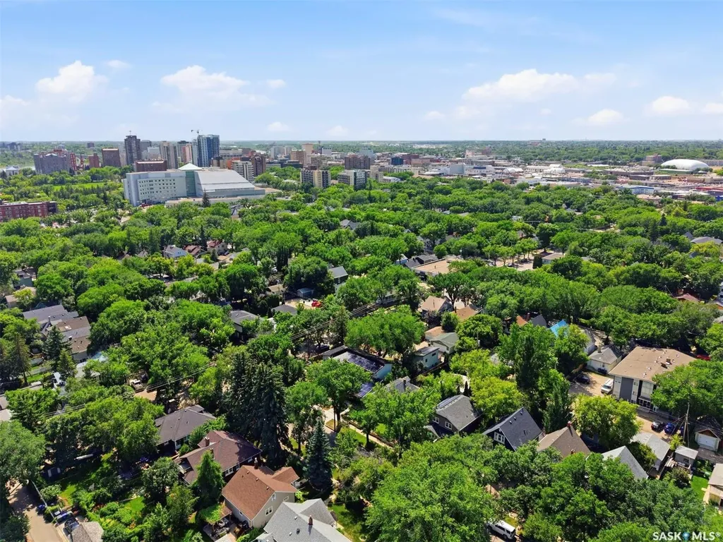 817 8th Avenue N Saskatoon SK S7K 2X3