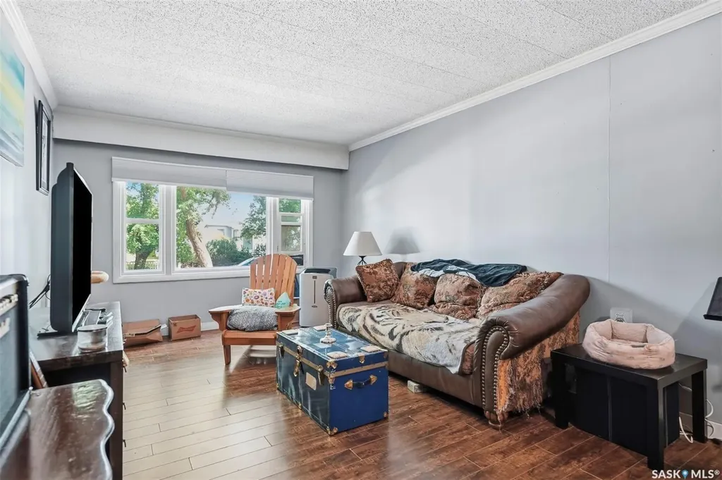 817 8th Avenue N Saskatoon SK S7K 2X3