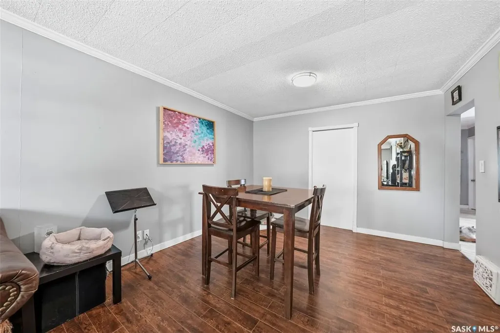 817 8th Avenue N Saskatoon SK S7K 2X3