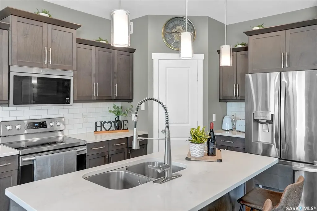 1049 Maplewood Drive Moose Jaw SK S6J 0B6
